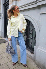 Denim city bag zwart gedragen bij casual outfit