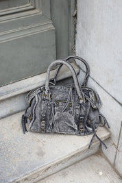 Denim city bag zwart geplaatst op trap