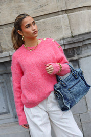 Denim schoudertas jeans blauw gedragen met roze trui