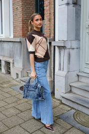Denim schoudertas jeans blauw gedragen bij staande outfit
