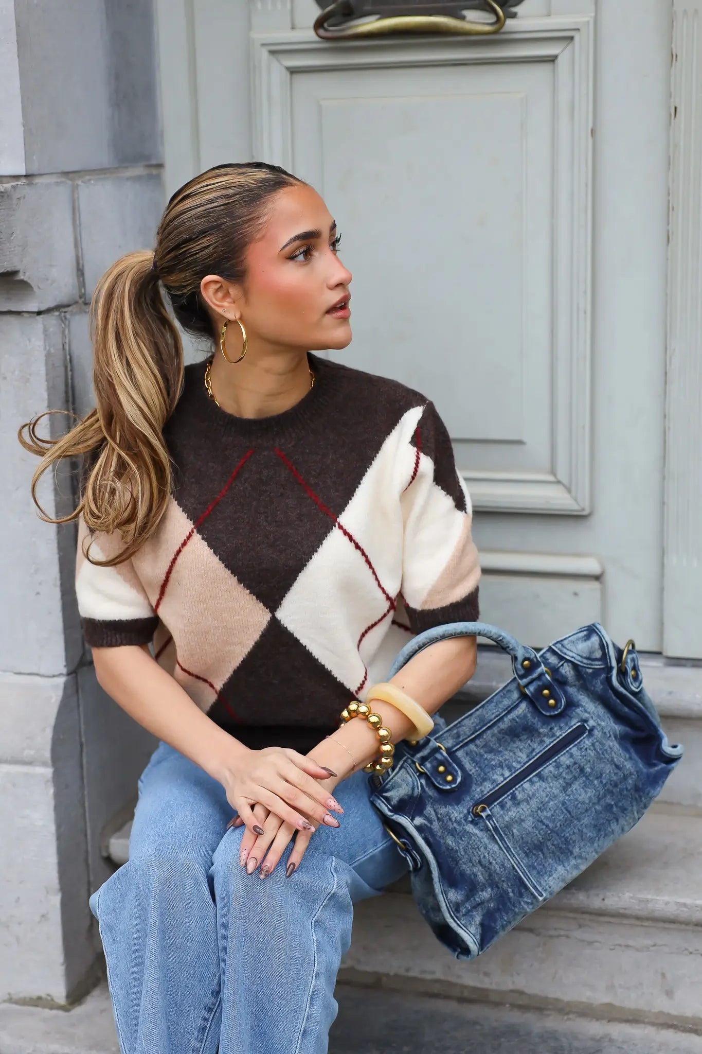 Denim schoudertas jeans blauw gedragen bij zittende outfit