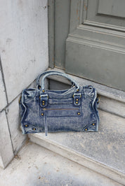 Denim schoudertas jeans blauw geplaatst op trap