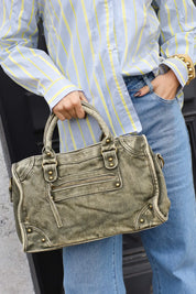 Detail van de voorkant van de denim schoudertas jeans khaki