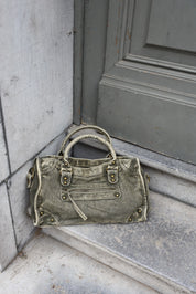 Denim schoudertas jeans khaki geplaatst op trap