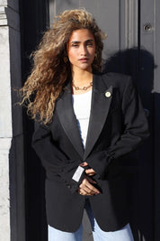 designer blazer zwart close up model