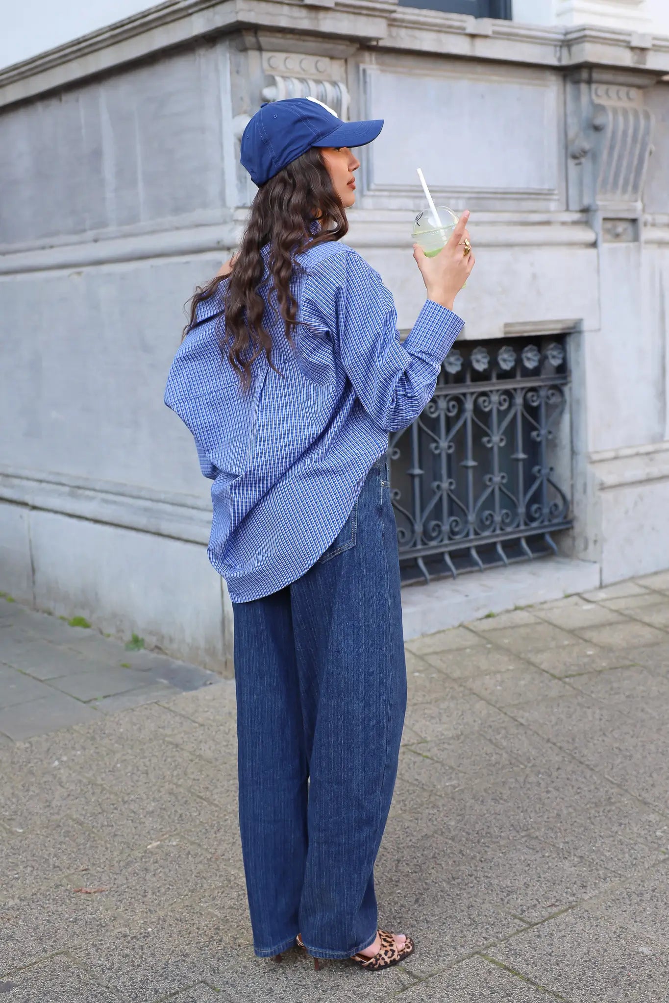 model draagt donker blauwe balloon jeans dames achterkant ladylike