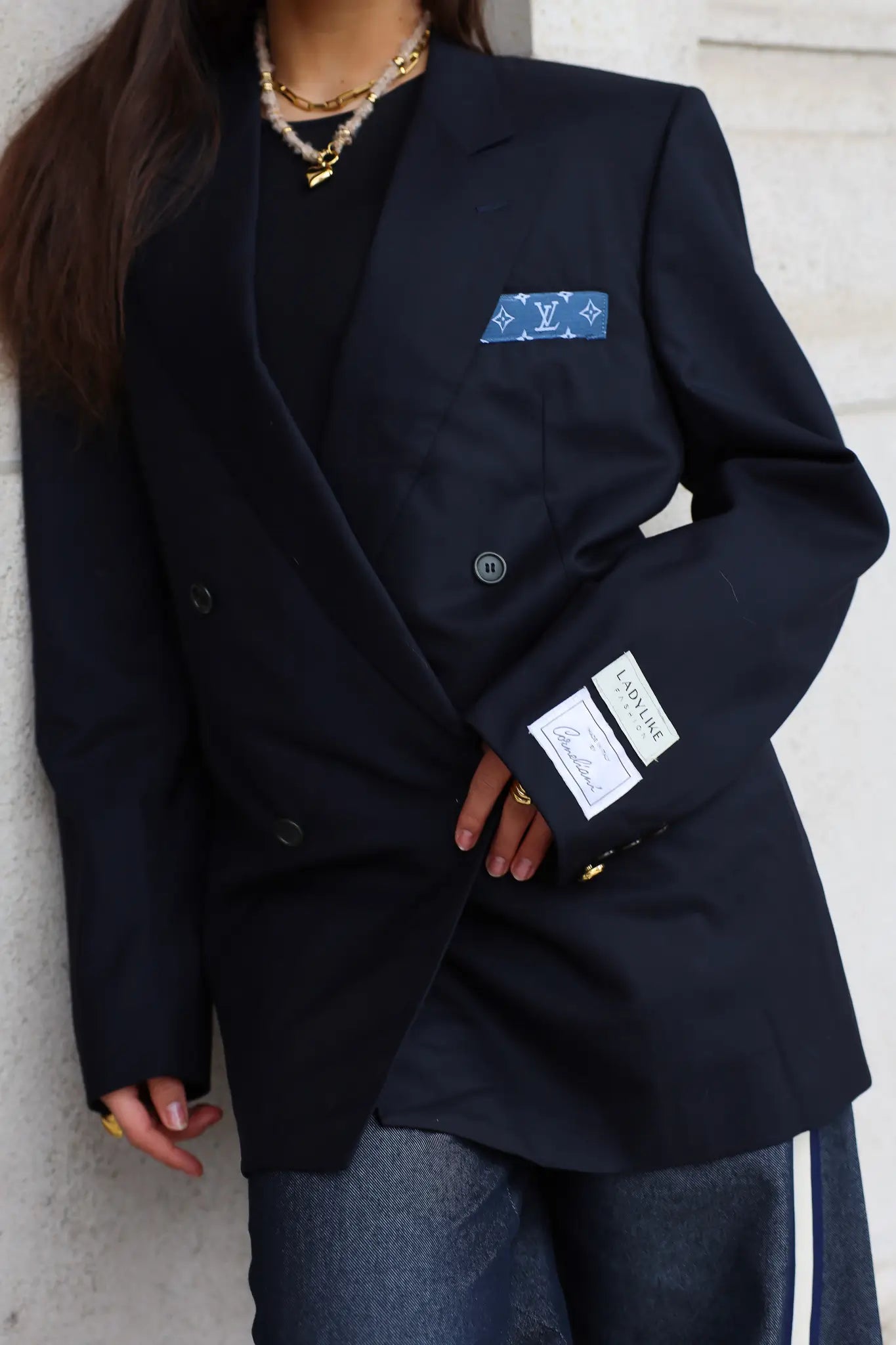 donker blauwe blazer dames outfit pose ladylike