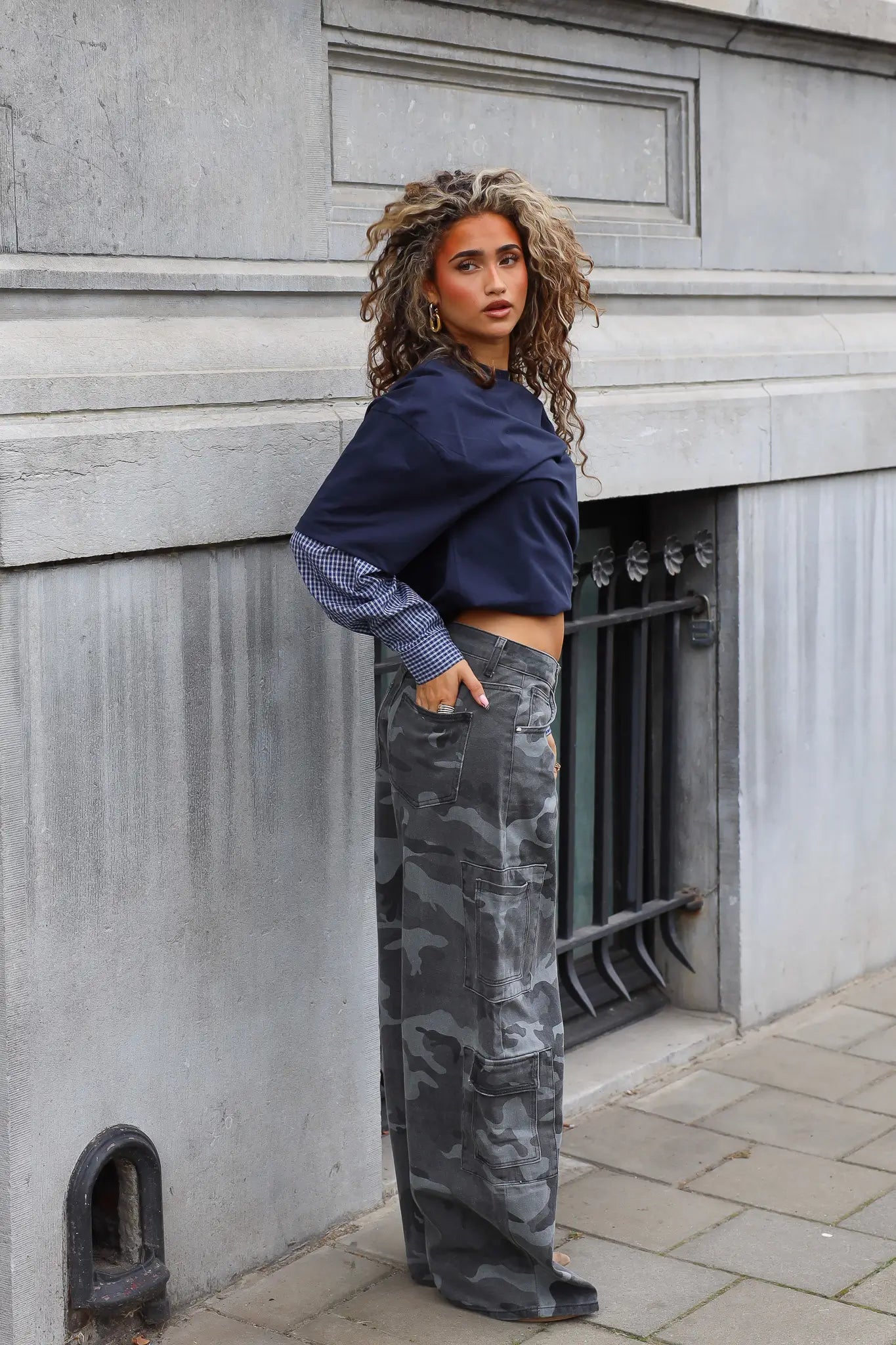 Donkerblauw shirt met lange geruite mouwen voor dames