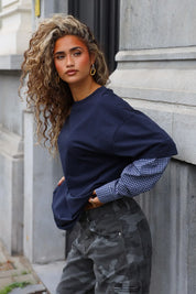 Donkerblauw T-shirt met blauwe geruite mouwen voor dames
