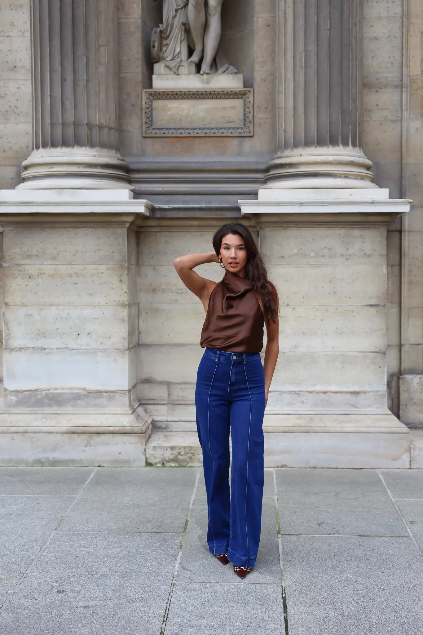 flared high waist jeans in donkerblauw met bruine top