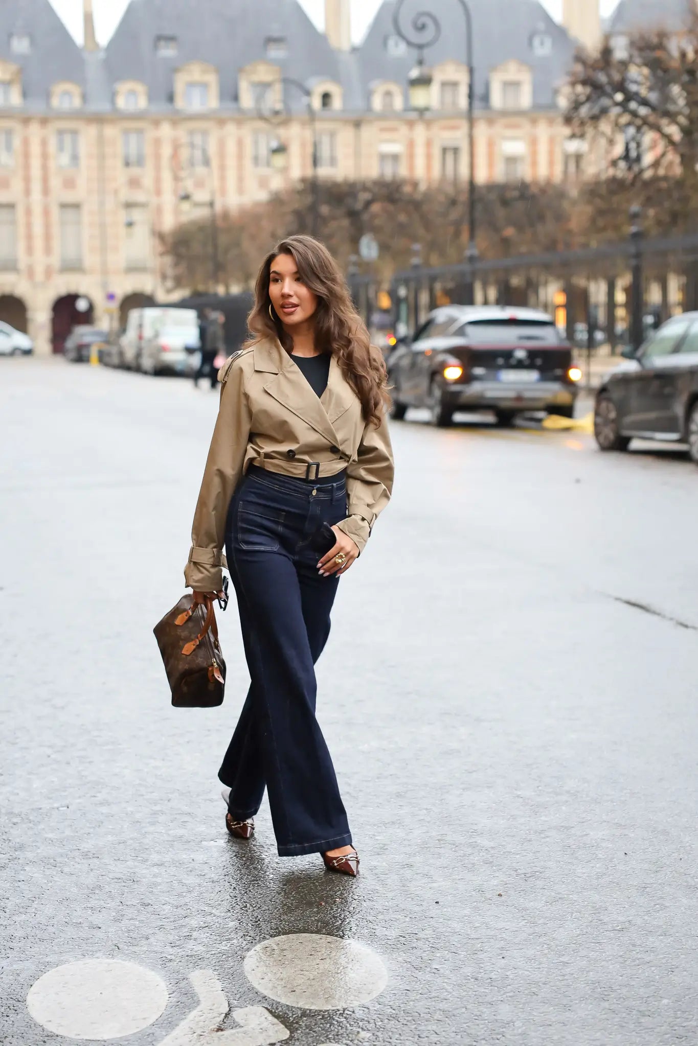 model in donkerblauwe high waist flared jeans op straat