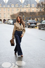 model in donkerblauwe high waist flared jeans op straat