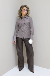 Model met faux leather broek en blouse met print, recht voor camera