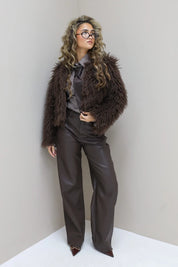 Achterkant van de faux leather broek, goed zicht op pasvorm