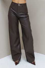 Broek van voren getoond op witte achtergrond, zicht op tailleband en rechte pijpen