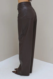 Zijaanzicht van de faux leather broek met lichte glans