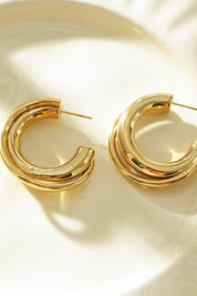 Detail van dubbele oorringen goud