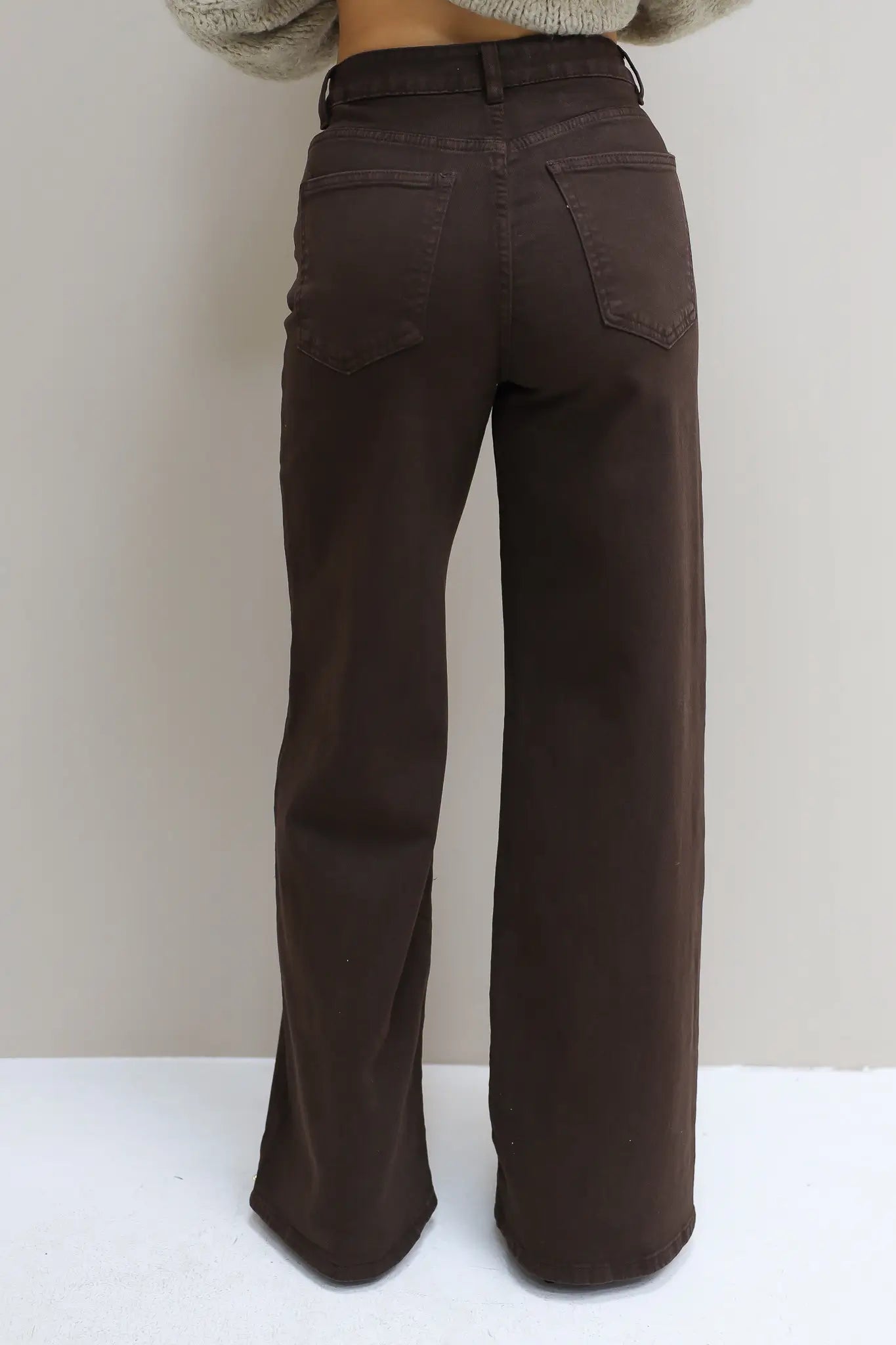 Achteraanzicht van de bruine Extra Tall Straight Jeans 3413 met rechte pasvorm en steekzakken