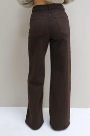 Achteraanzicht van de bruine Extra Tall Straight Jeans 3413 met rechte pasvorm en steekzakken