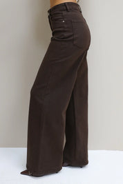 Zijaanzicht van de bruine Extra Tall Straight Jeans 3413 met lange fit en clean afwerking