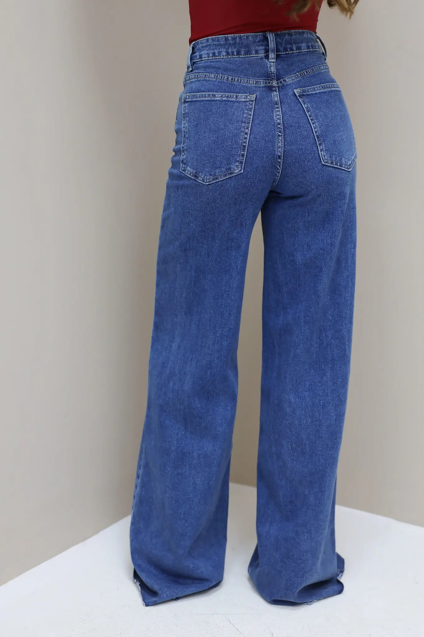 Achterkant van de jeans met zicht op zakken en lengte