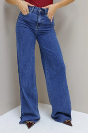 Close-up van de taille en knoopsluiting, jeans volledig zichtbaar