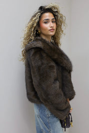 model in studio van de zijkant met faux fur jasje