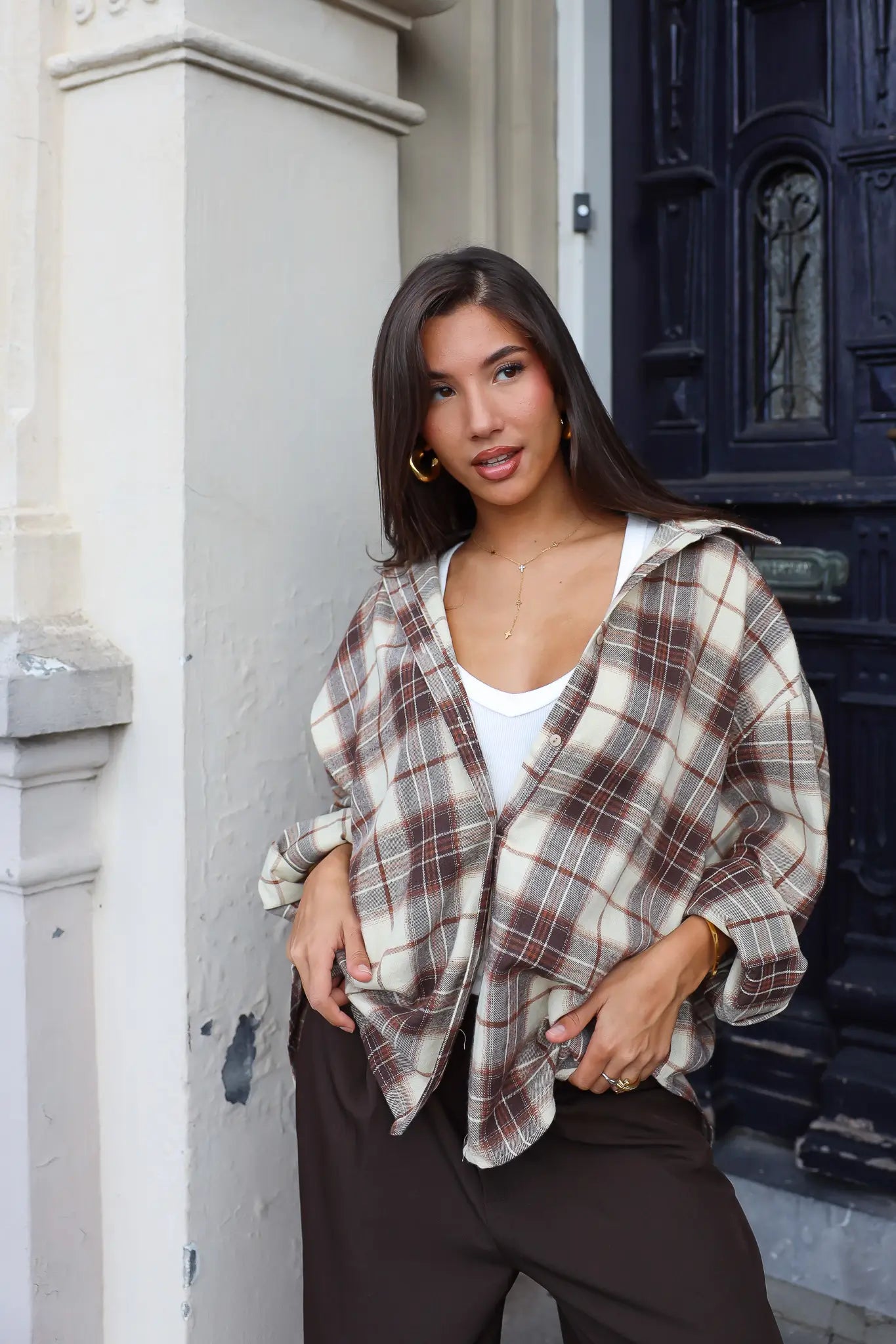 Camel flannel ruit blouse dames los gedragen over een witte top
