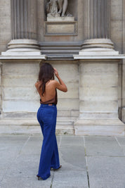 zijaanzicht van donkerblauwe flared jeans