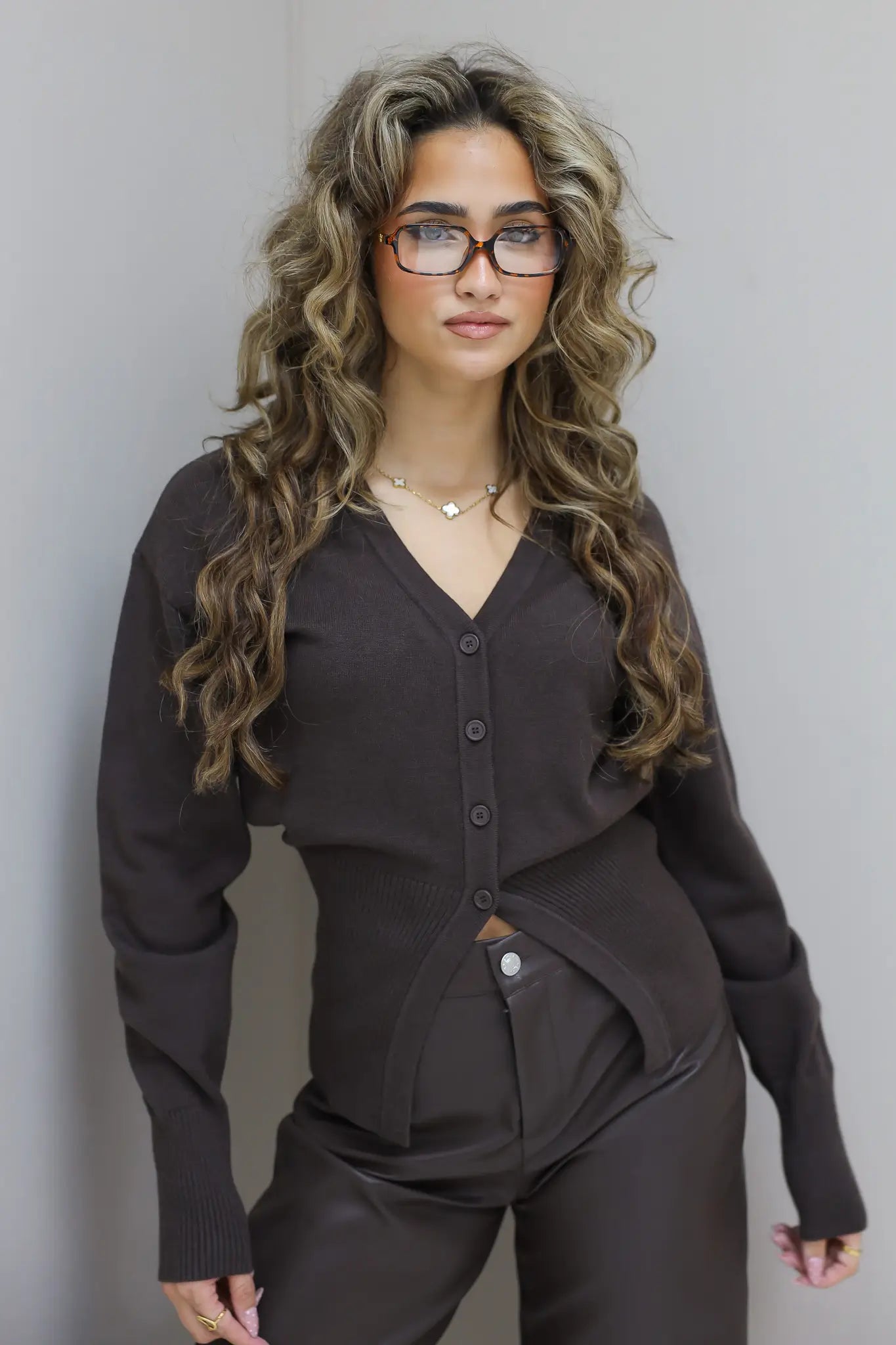 model draagt het vest dichtgeknoopt, kijkt recht vooruit en houdt armen langs het lichaam