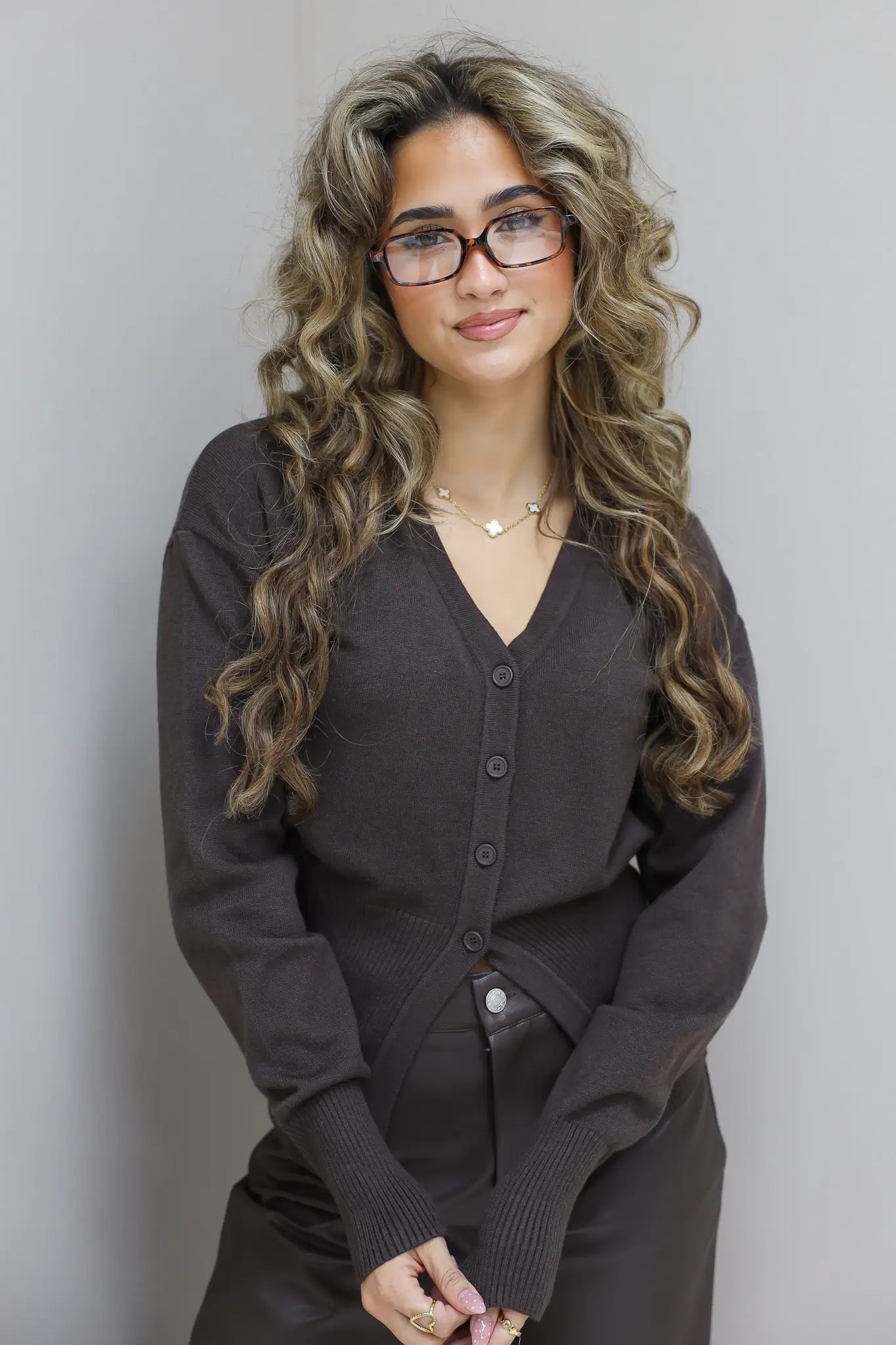 model draagt het vest dicht en kijkt recht vooruit met handen in de zakken