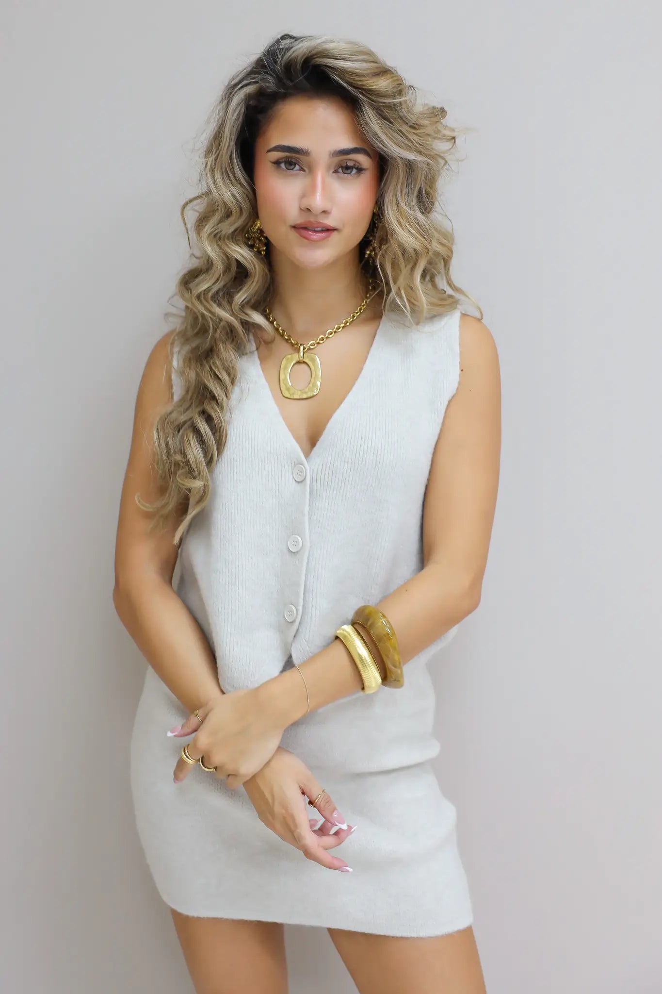 gebreide gilet beige dames co ord set studio foto close up