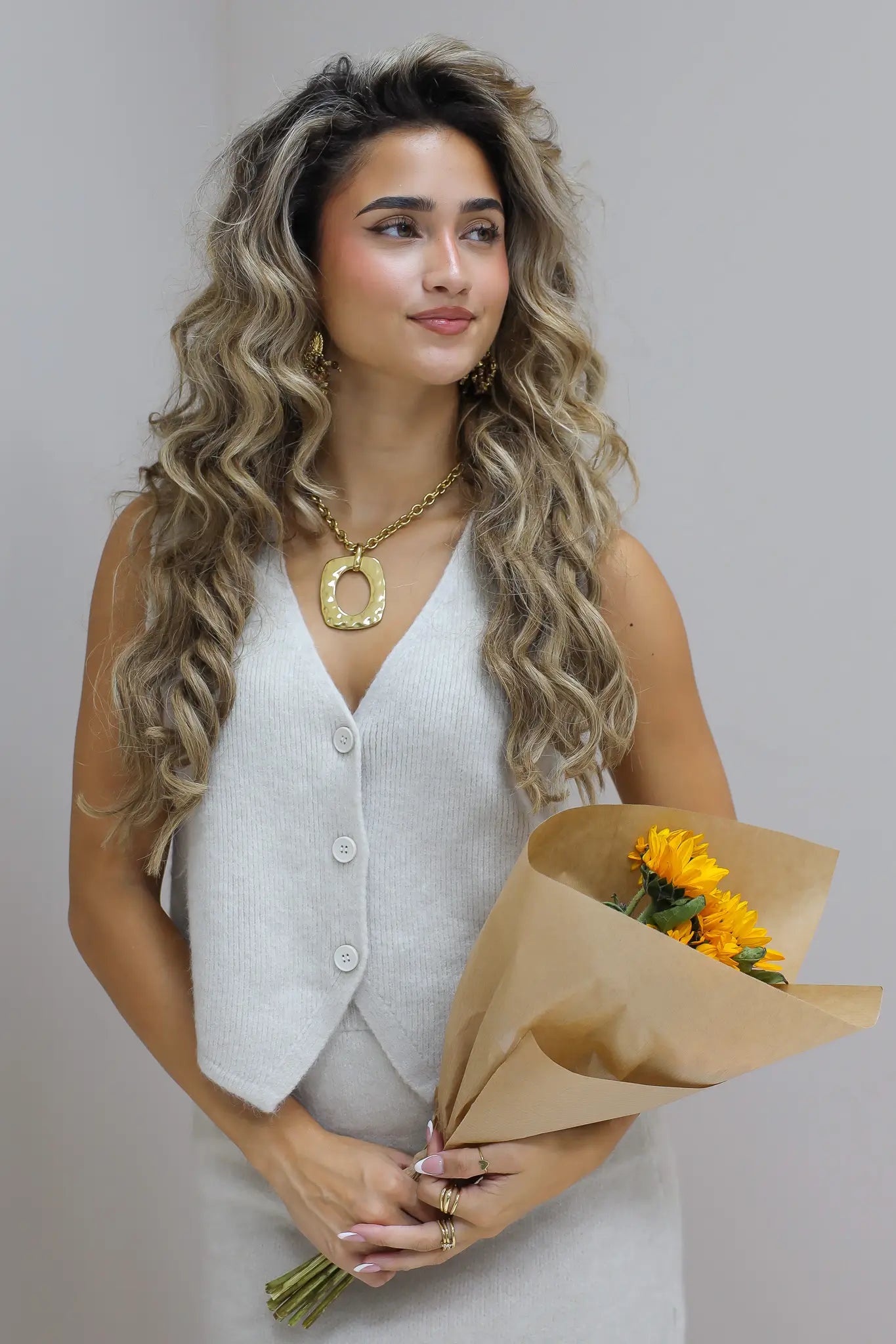 gebreide gilet beige dames co ord set studio foto close up