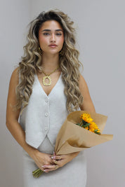 gebreide gilet beige dames co ord set studio foto