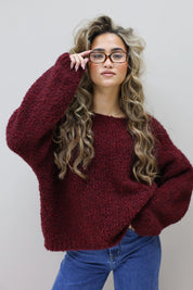 Model zit recht vooruit, trui valt losjes met lange mouwen