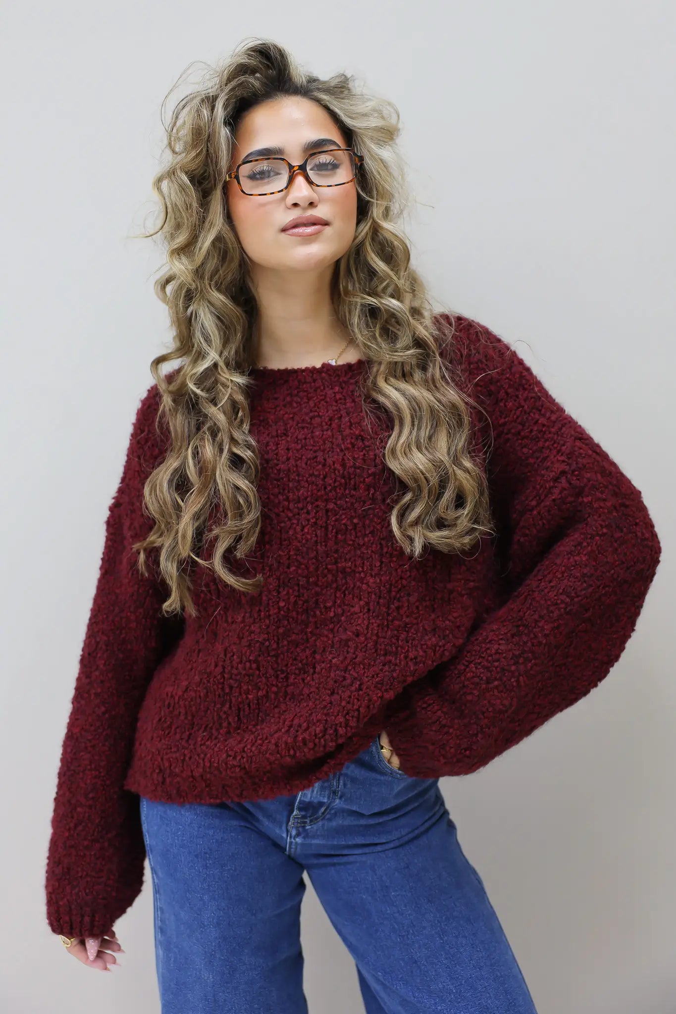 Model kijkt opzij, toont structuur en kleur van de trui