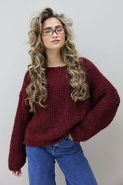 Model kijkt opzij, toont structuur en kleur van de trui