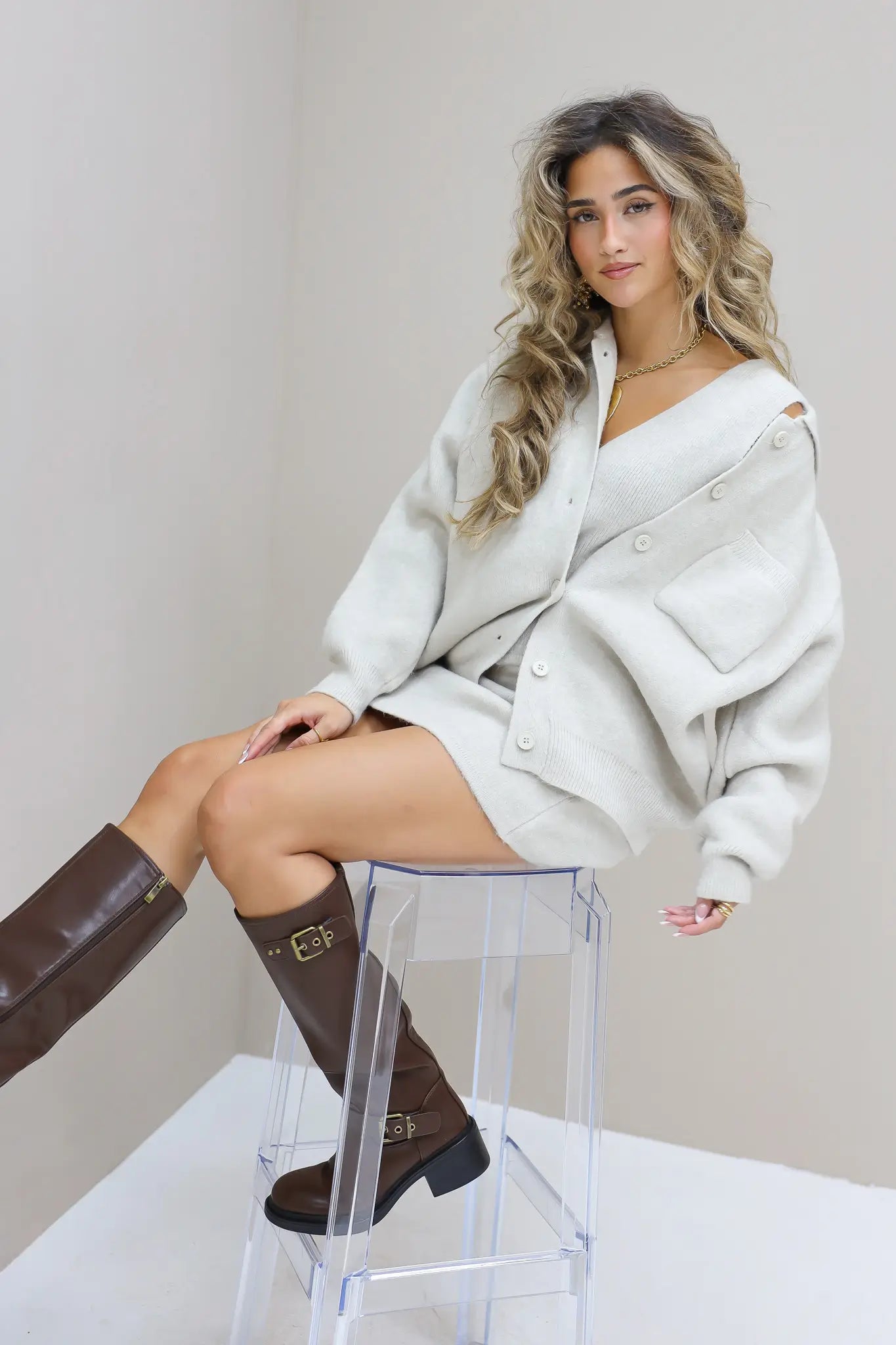 gebreide vest beige dames vest knopen kort model studio foto