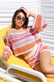 Model draagt gehaakte short oranje met zonnebril