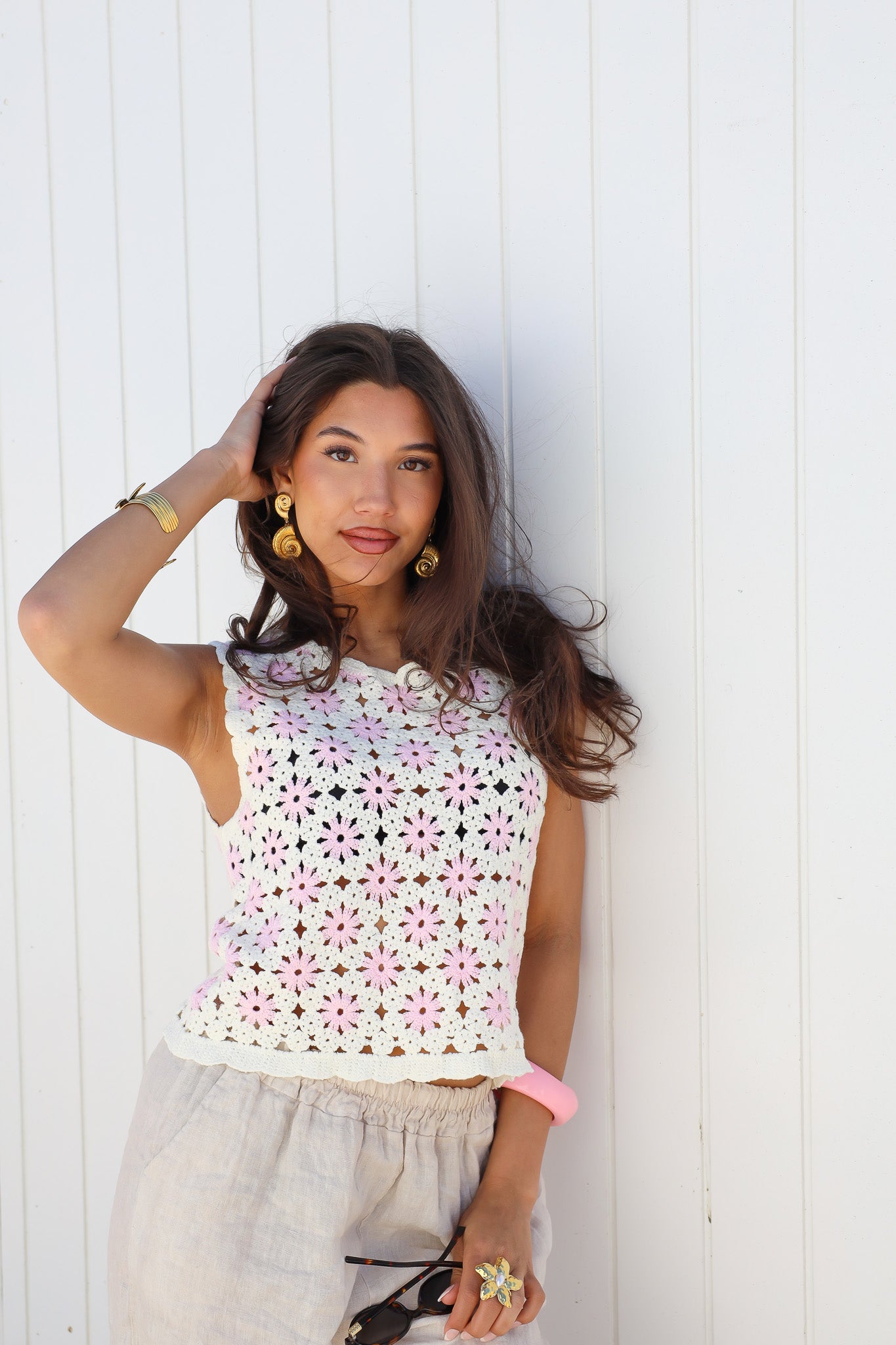 Model draagt gehaakte top roze close up