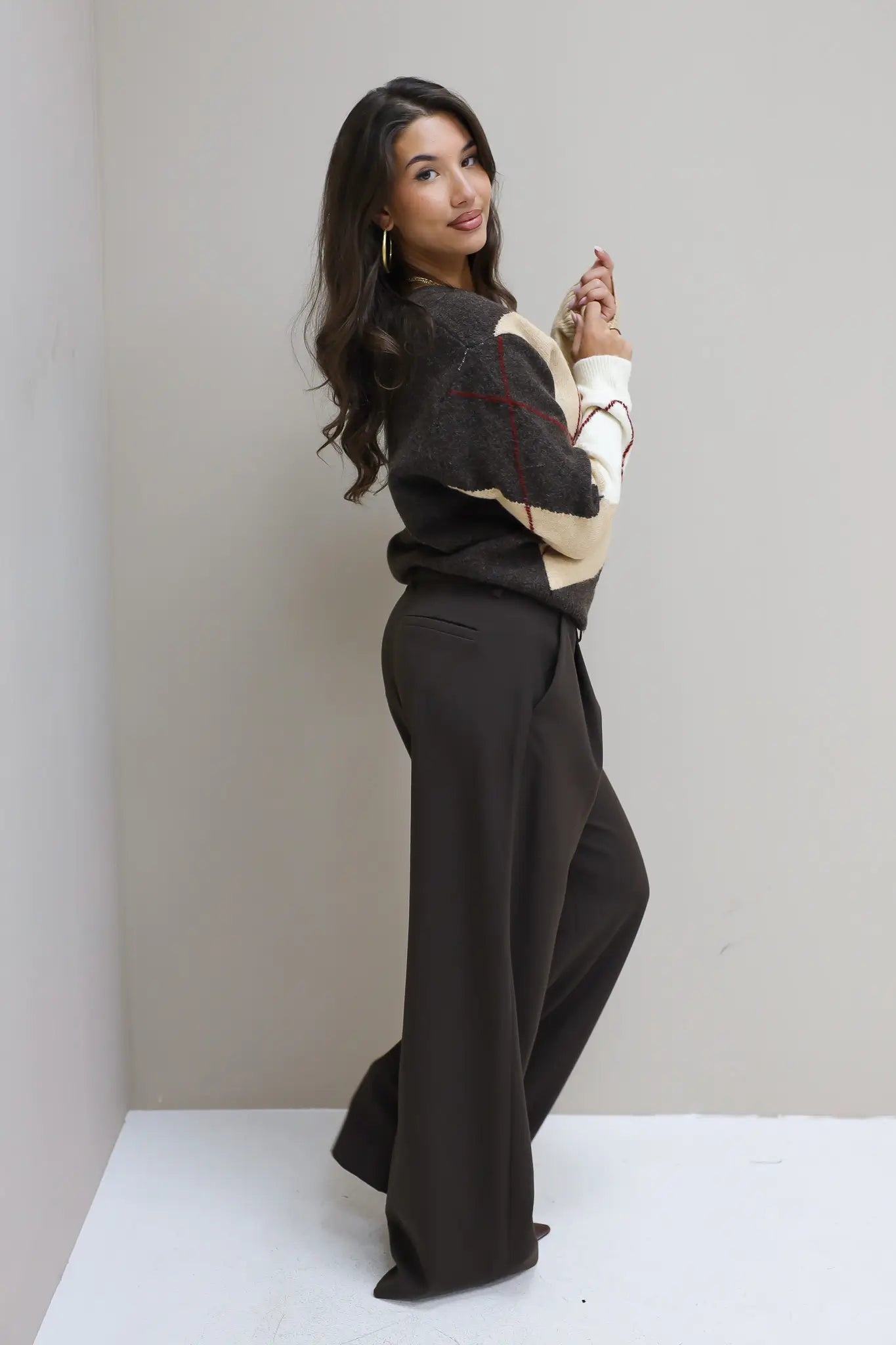 zijaanzicht van bruine geklede broek met hoge taille