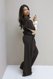 zijaanzicht van bruine geklede broek met hoge taille