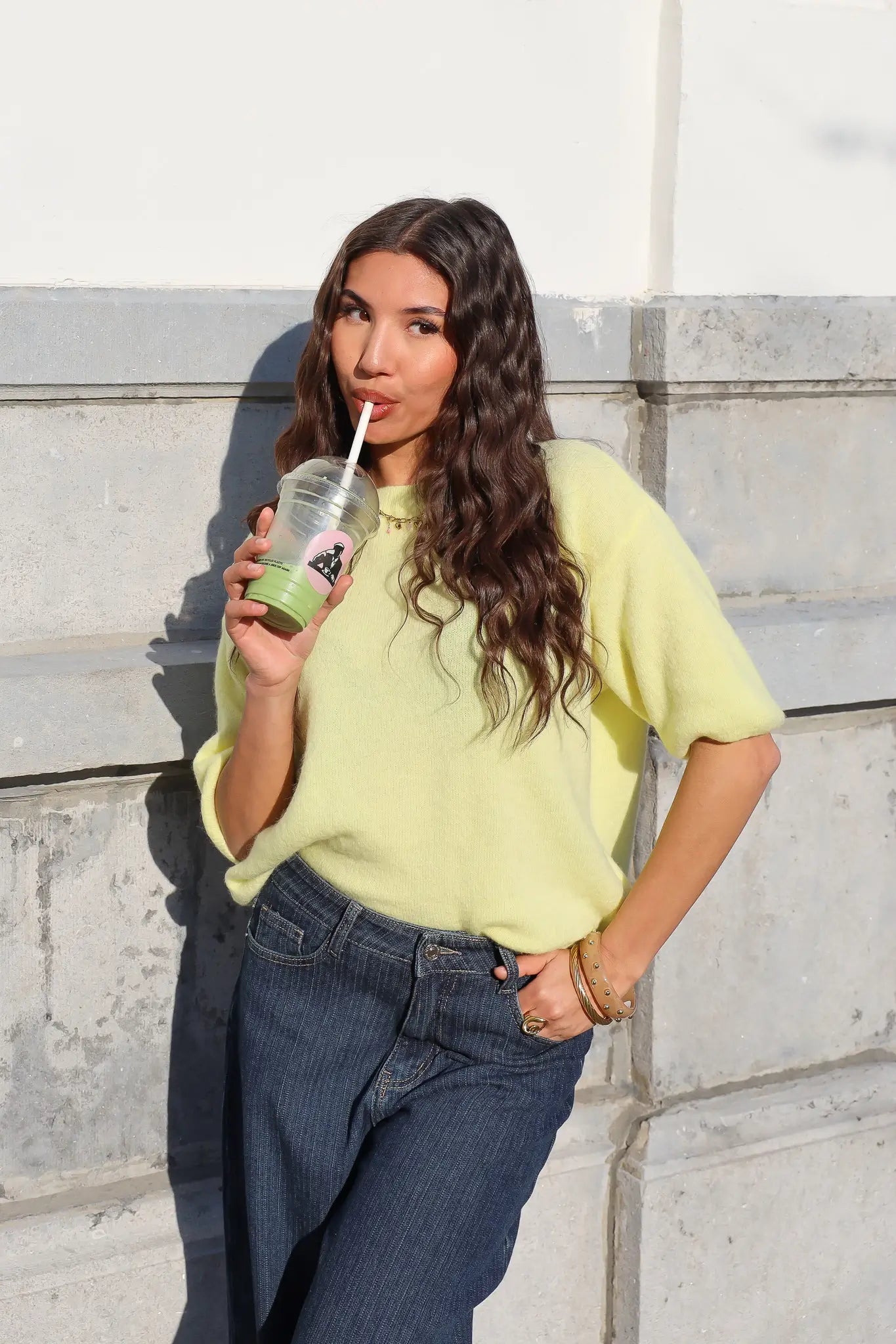 model draagt gele trui dames soft line collectie ladylike