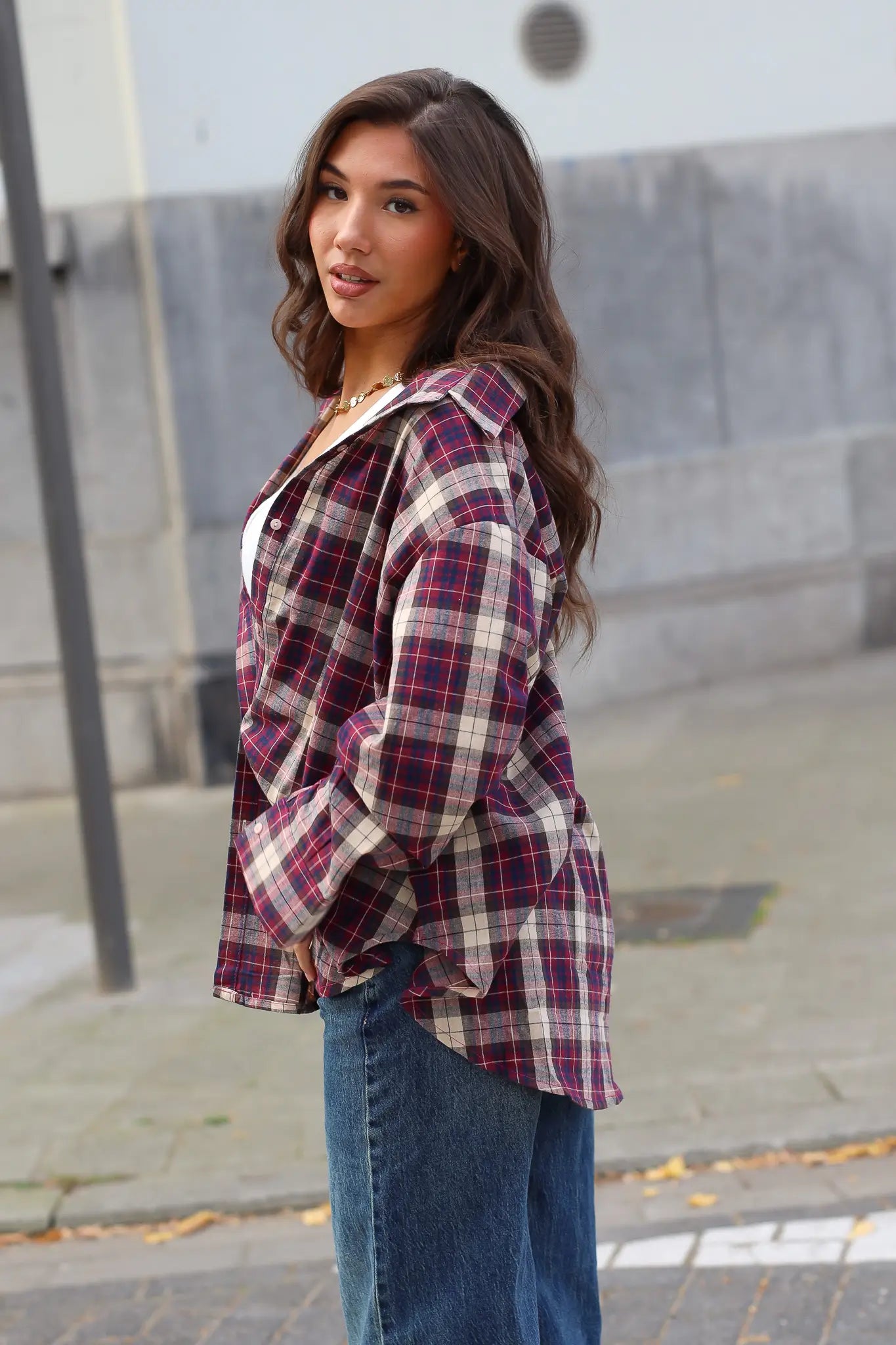 Geruite blouse bordeaux dames met lange mouwen en jeans