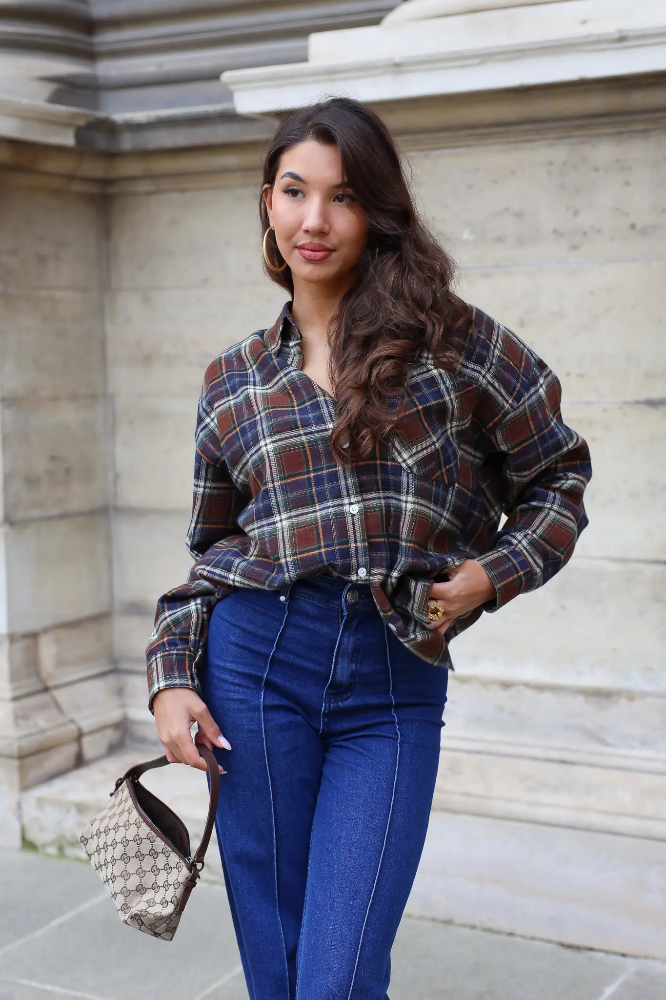 geruite blouse bruin blauw model recht van voren met handen in zakken