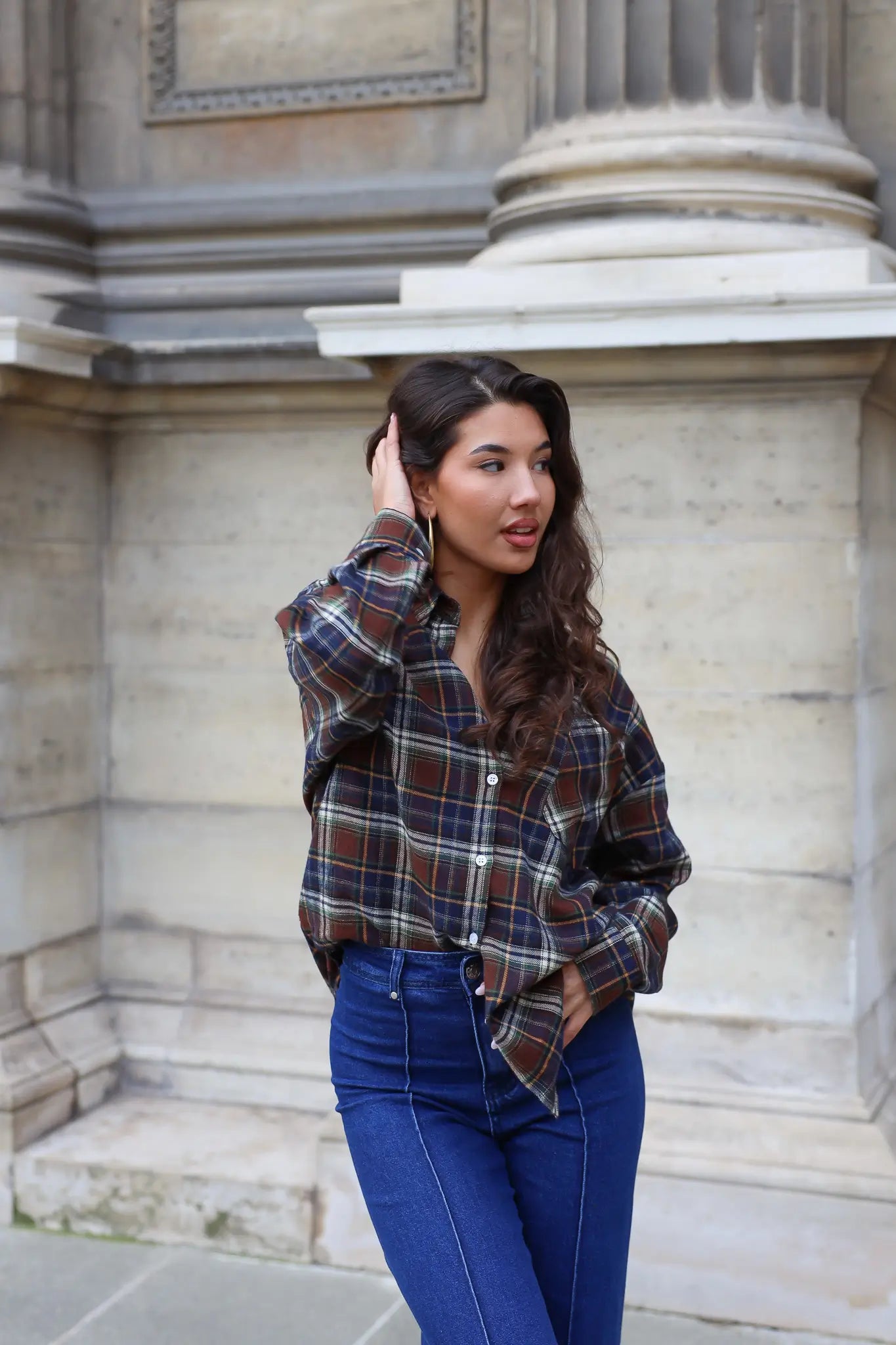 geruite blouse bruin blauw model vooraan buiten