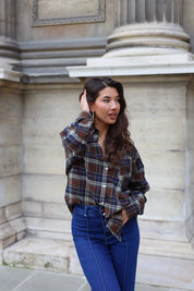 geruite blouse bruin blauw model vooraan buiten