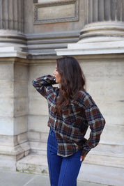 geruite blouse bruin blauw model zijaanzicht buiten