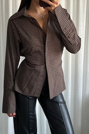 close up van bruine geruite blouse getailleerd dames