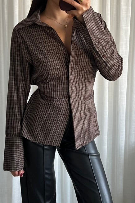 close up van bruine geruite blouse getailleerd dames